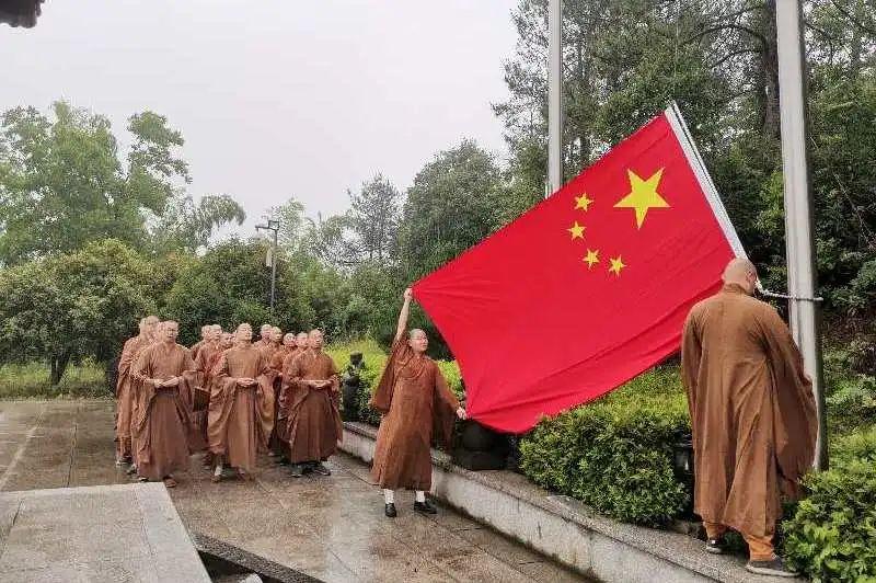 逃离整洁的杂物间